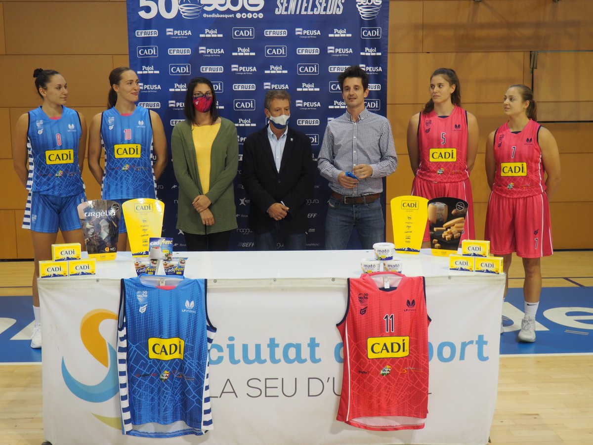 RadioSeu's tweet photo. Presentació del #CadíLaSeu, que debuta dissabte a la Lliga Femenina 2021-2022. Galeria d'imatges: https://t.co/4DH91lxMSp   #LaSeu #AltUrgell #Pirineu #bàsquet https://t.co/aqtz6FFLay
