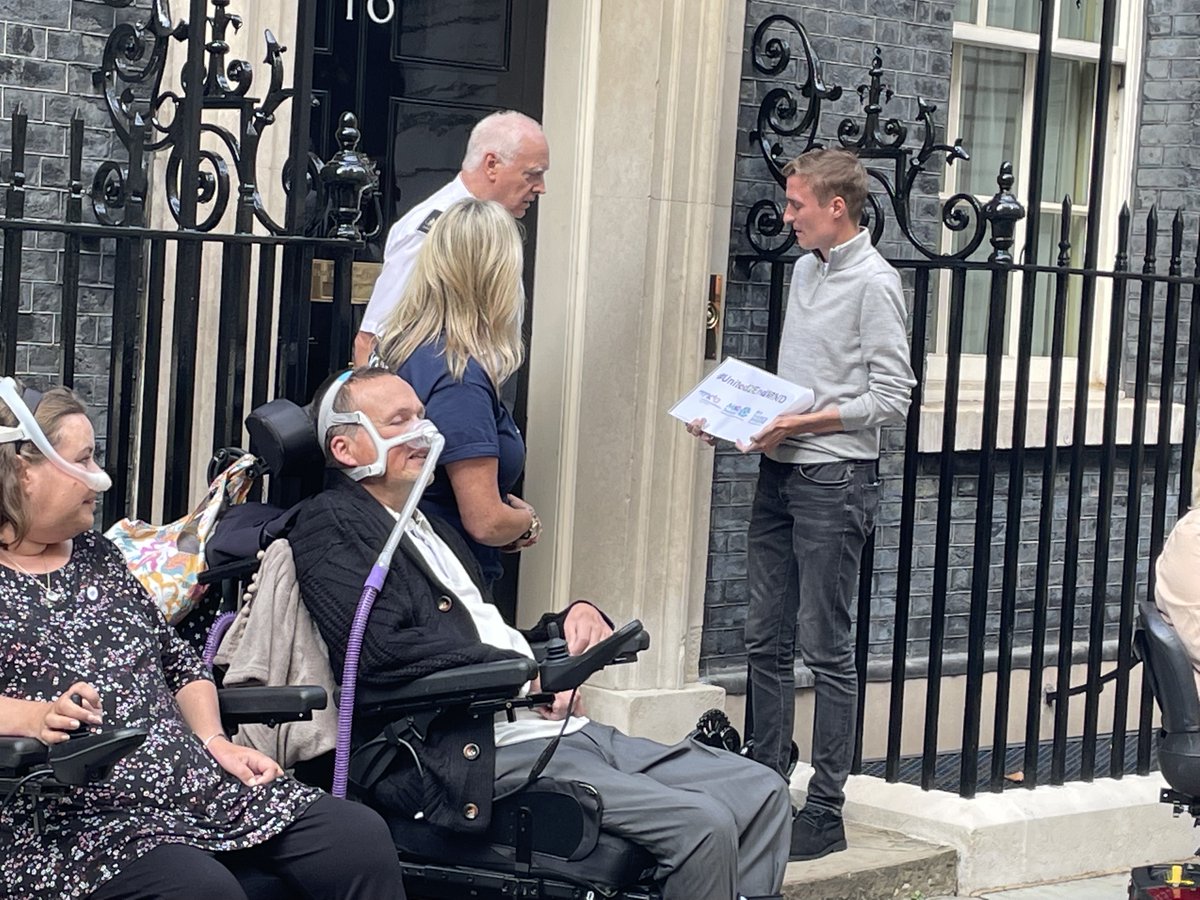 On Tuesday we handed in a petition to Downing Street asking the government for more funds for MND research. 
The Foundation is proud to support the #United2EndMND campaign alongside <a href="/MNDoddie5/">My Name'5 Doddie Foundation</a> 
<a href="/Rob7Burrow/">Rob Burrow CBE</a> <a href="/mndassoc/">MND Association</a> <a href="/MNDScotland/">MND Scotland</a> 
Thank you for your continued support #attackMND ✊