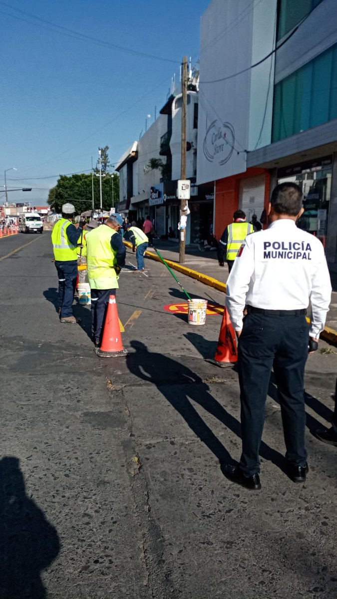 semovep's tweet photo. El balizamiento es fundamental para establecer un ordenamiento vial para el bienestar colectivo.

Llevamos a cabo acciones en coordinación con @Policia_Morelia para ubicar y balizar paraderos del transporte público en la zona aledaña a la obra de Av. Lázaro Cárdenas. https://t.co/CPyObEGe2u