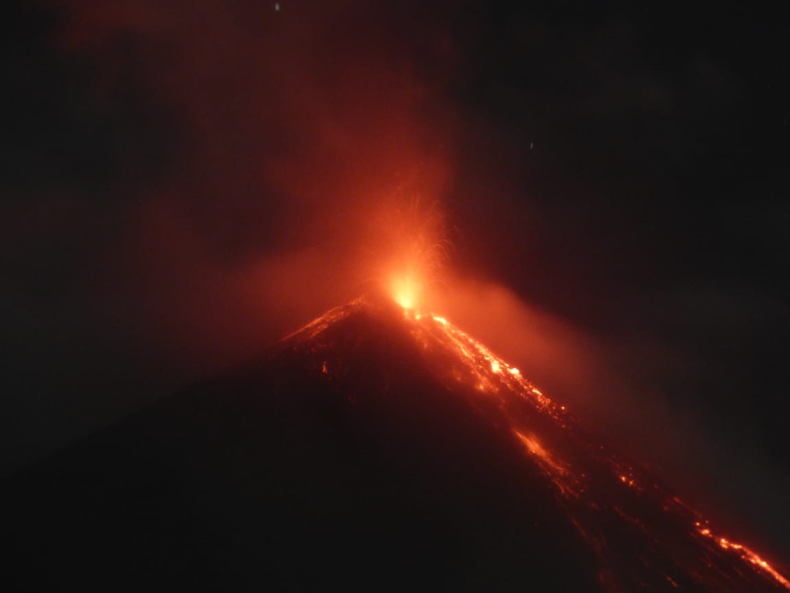 SkyAlertMx's tweet photo. En las últimas horas, el #VolcánDeFuego de Guatemala incrementó su actividad con derrames de lava y por momentos flujos piroclásticos con alcance de hasta 4 km.

Crédito fotos: @gchigna &amp; @ConredGuatemala https://t.co/nbTeRvRj1J