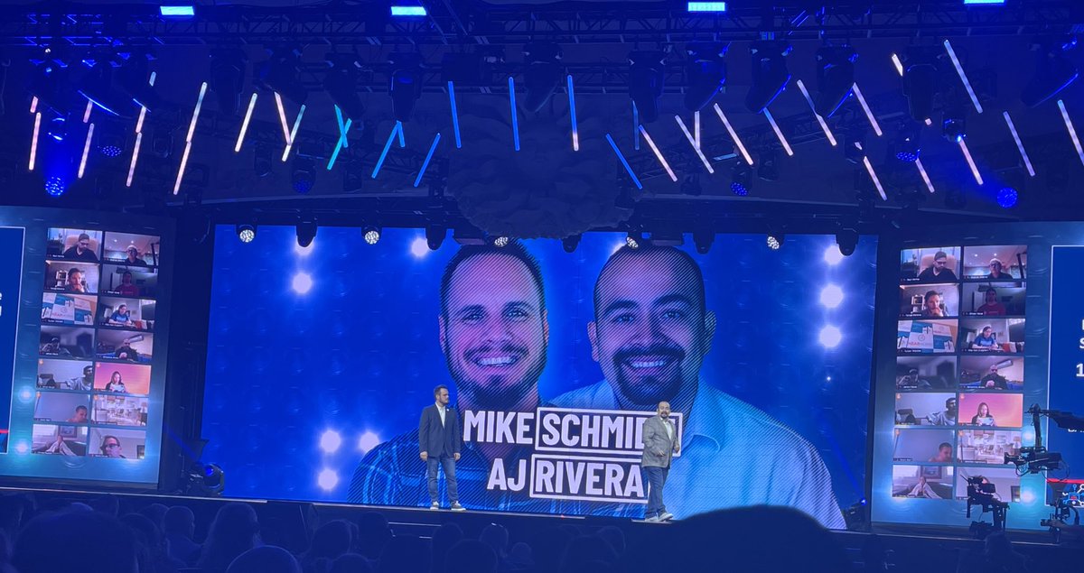 PamMktgNut's tweet image. Mike Schmidt &amp;amp; AJ Rivera rockin #FHL2021 stage talkin Funnel hubs!  

#funnelhackinglive #funnelhackers #entrepreneur