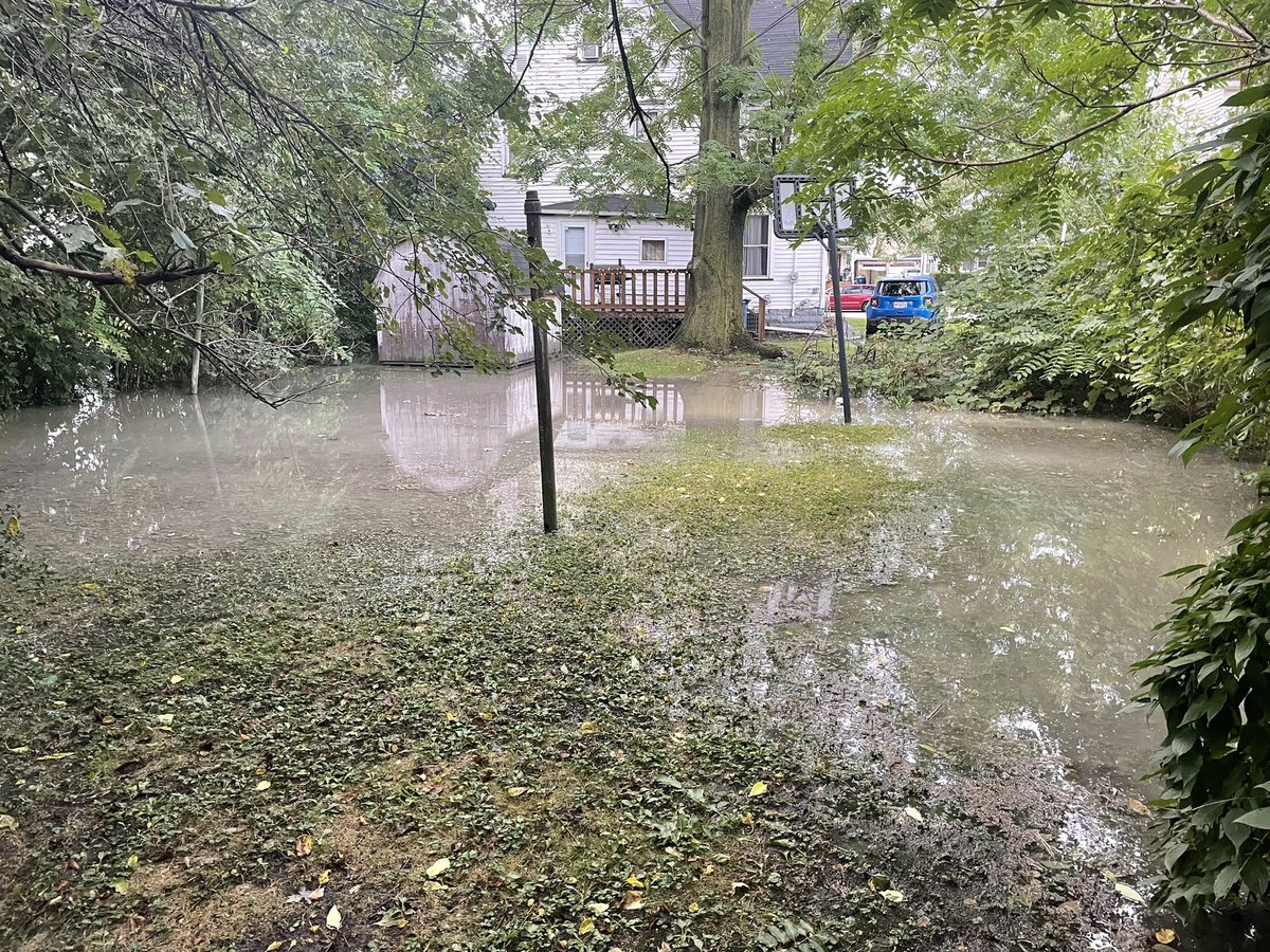 Angel5Jr's tweet image. Sucks to be on my block damn water line busted in the alley of 1800 block of east 30th street flooding a yards and houses 🤦‍♂️ #waterlineburst