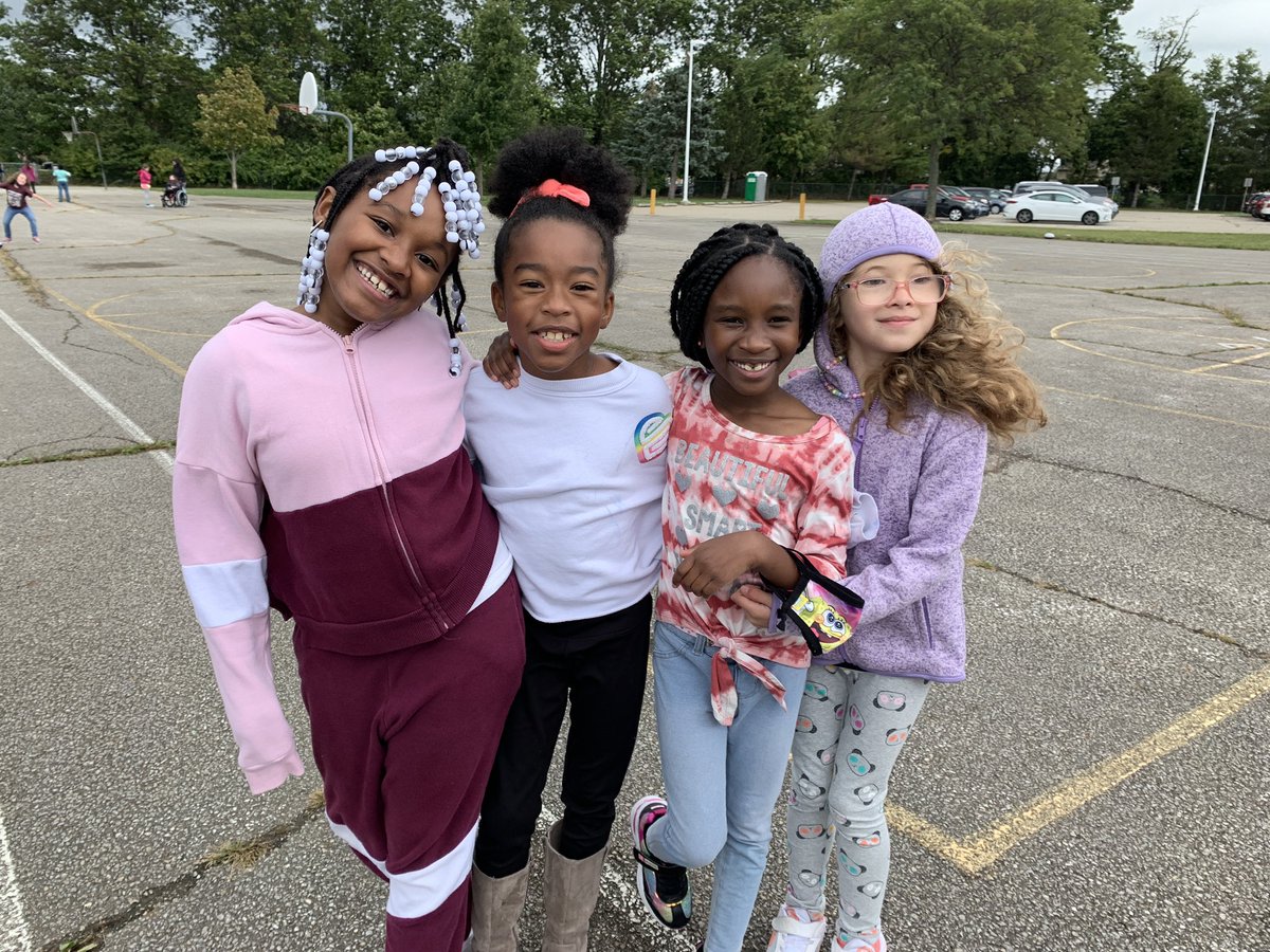 SlateHillStars's tweet image. We are making it a great day at #theSlate ⭐️ #recessfun #itsworthit #bestplaceonearth