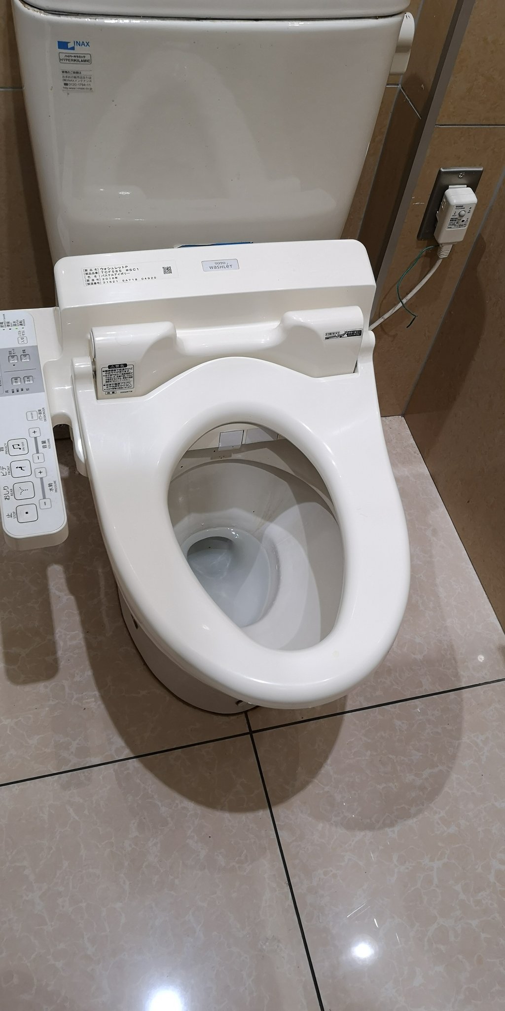 Love Toilet Inaxの便器にtotoウォシュレットを取り付ける事例 しまむら大津店のトイレです こちらでは 店舗改修時にトイレも改修されましたが 一般トイレの便器は流用してウォシュレットのみ新品にしたため この組み合わせとなっています T