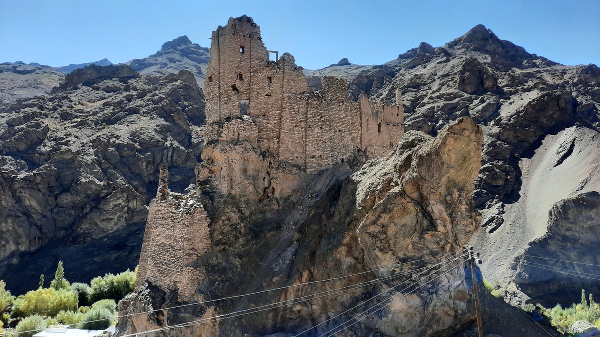Iamvillu24's tweet photo. Ruins of #Chiktan Castle #kargil..! https://t.co/w40R7L2pOb