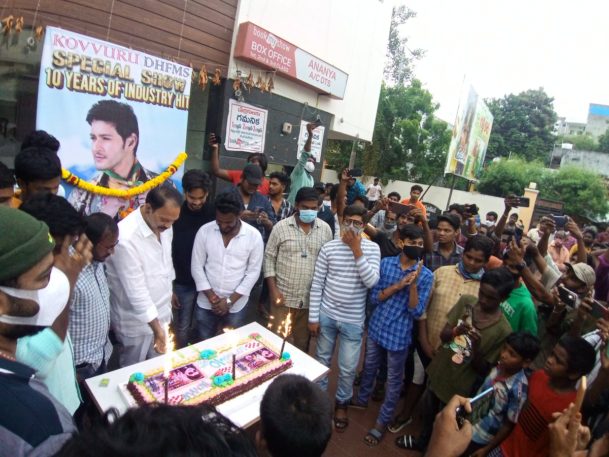 Dookudu 10 Years Celebrations by Kovvur DHFMs 💥🤩
#Dookudu 
#DecadeForIHDookudu 
#DookuduDecadeMania