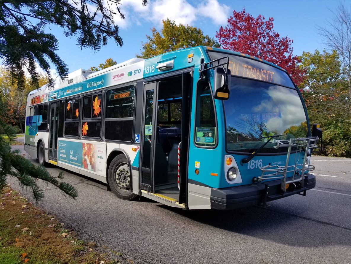 Beep! Beep! The free NCC shuttle is back for #FallRhapsody, on weekends, from Oct. 2 to 24, and on Thanksgiving Monday. 🚌 Ottawa–Gatineau ➡️ Champlain from 9 am Camp Fortune ➡️ Champlain from 10 am ⚠️ The shuttle & active users will share the parkways in the mornings. (1/2)