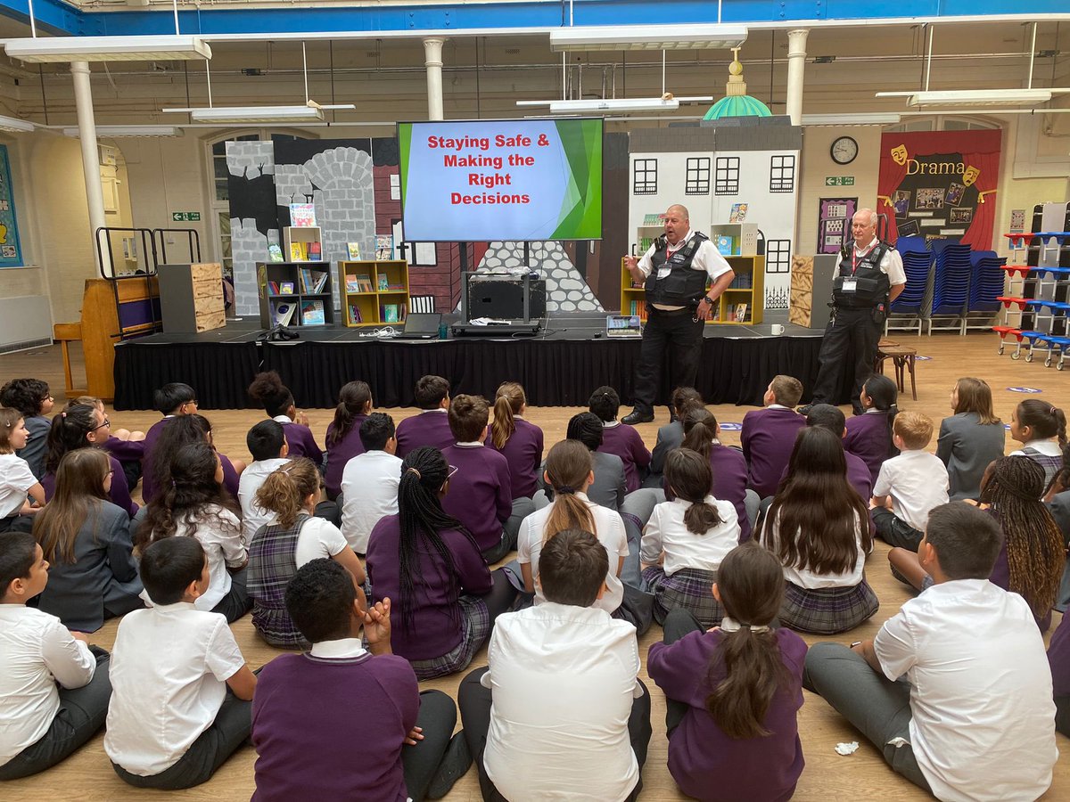 HPA_Philip_Lane's tweet image. PC Bell and PC Frost came to #HPAPL today to chat to our Year 6 group about staying safe now the evenings are getting darker. They also spoke about the importance of making good decisions! Some important food for thought for our Year 6 cohort.