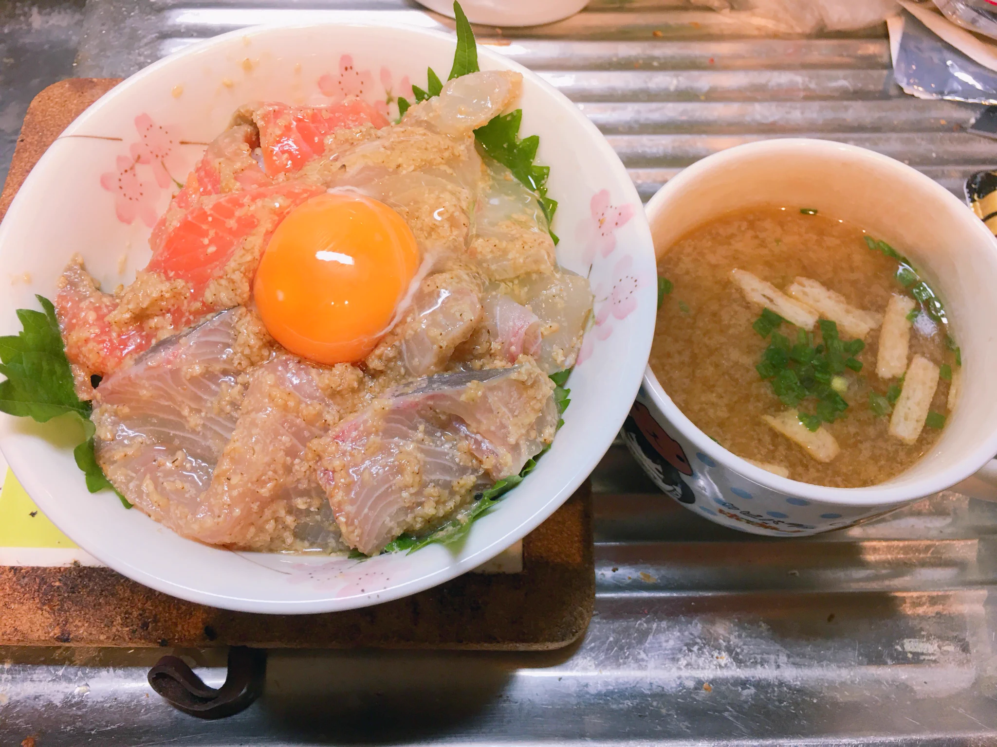 夜は何かある物で済ませようとしていたところに飛び込んできたこのツイートを見て、少し悩んだ後に閉店30分前のスーパーに飛び込む。
タイミング良く味付けが合いそうな三点盛りが半額で手に入ったので、帰って即漬けて食った🤗
サーモンと、多分ブリと鯛。
美味かったので何の刺身かなんて些細な事😇  