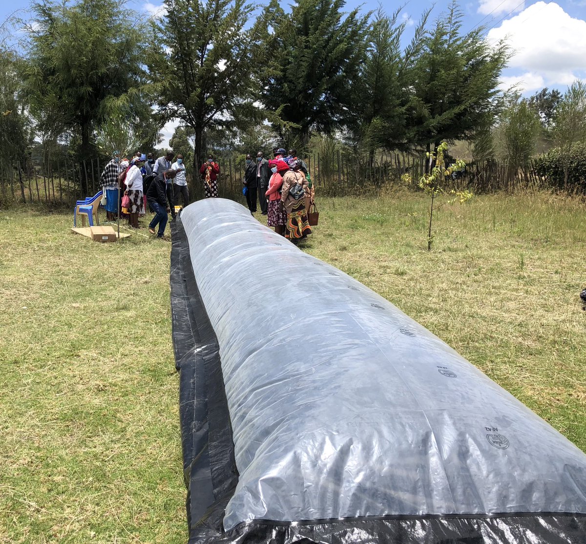 Testing mobile dryers operated by youth entrepreneurs in the bean value chain. Aiming at better quality, less post-harvest loss, a triple win: for the farmer, the youth entrepreneur and the bean processor Smart Logistics #Kenya <a href="/IDHTrade/">IDH</a>