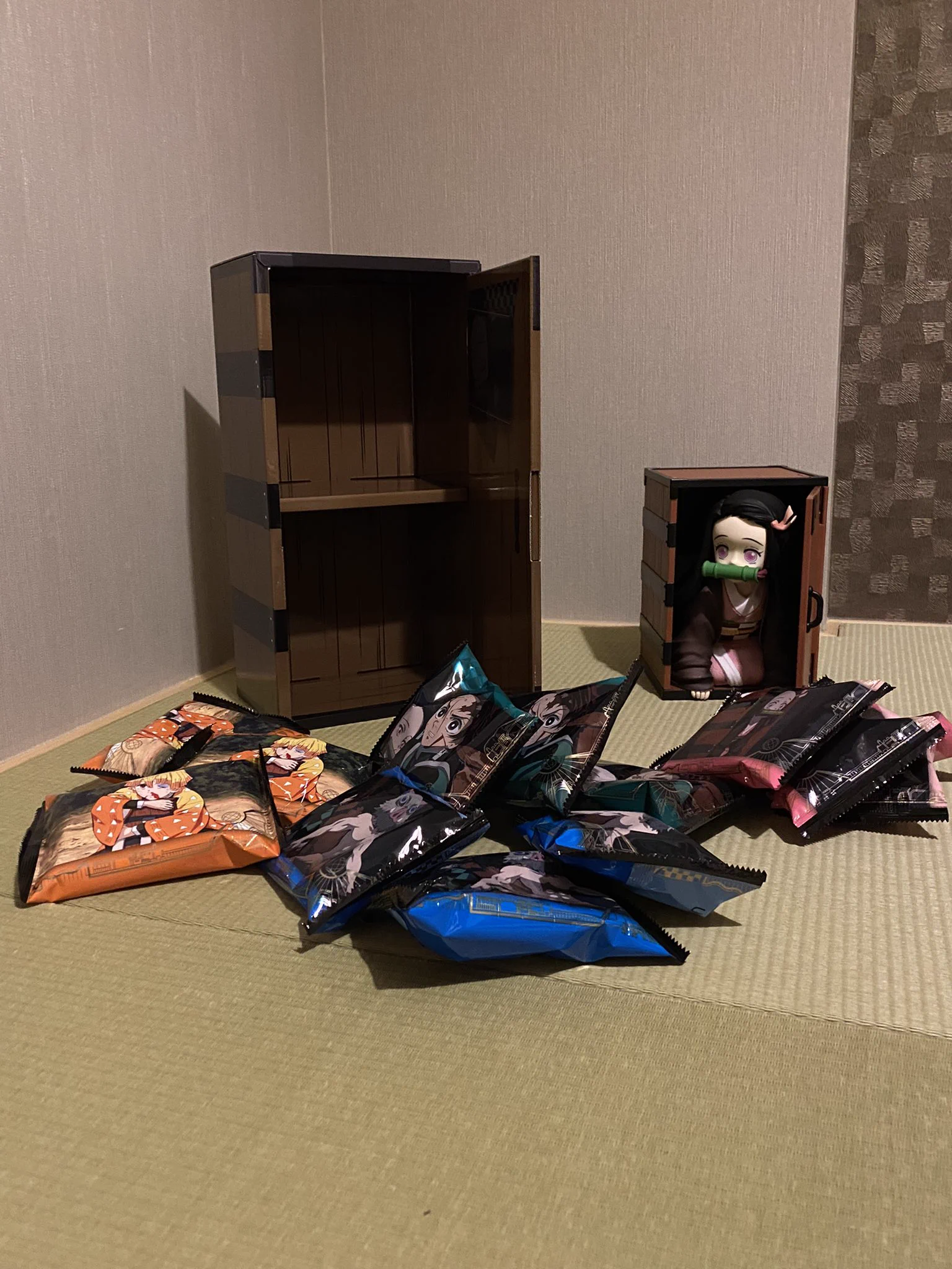 コミックが全巻収納できる！USJと鬼滅の刃コラボの木箱型コーンスナックが便利！