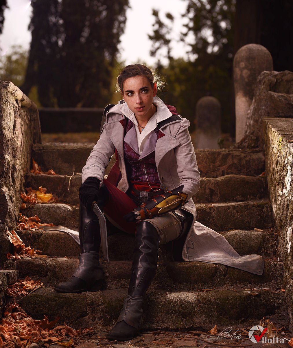 Another amazing picture done by Befeelphotos during #ilvolta ! My kukri broke last weekend at elfia so I'll be crafting the cane sword soon 🖤 There are never enough fancy props.

#ilvolta2021 #volta2021 #assassinscreed #eviefrye