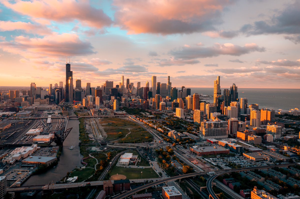 ty_optix's tweet photo. A few from yesterday’s sunset in Chicago. One of the best sunsets I’ve seen in person. https://t.co/7xaGrKTfRA