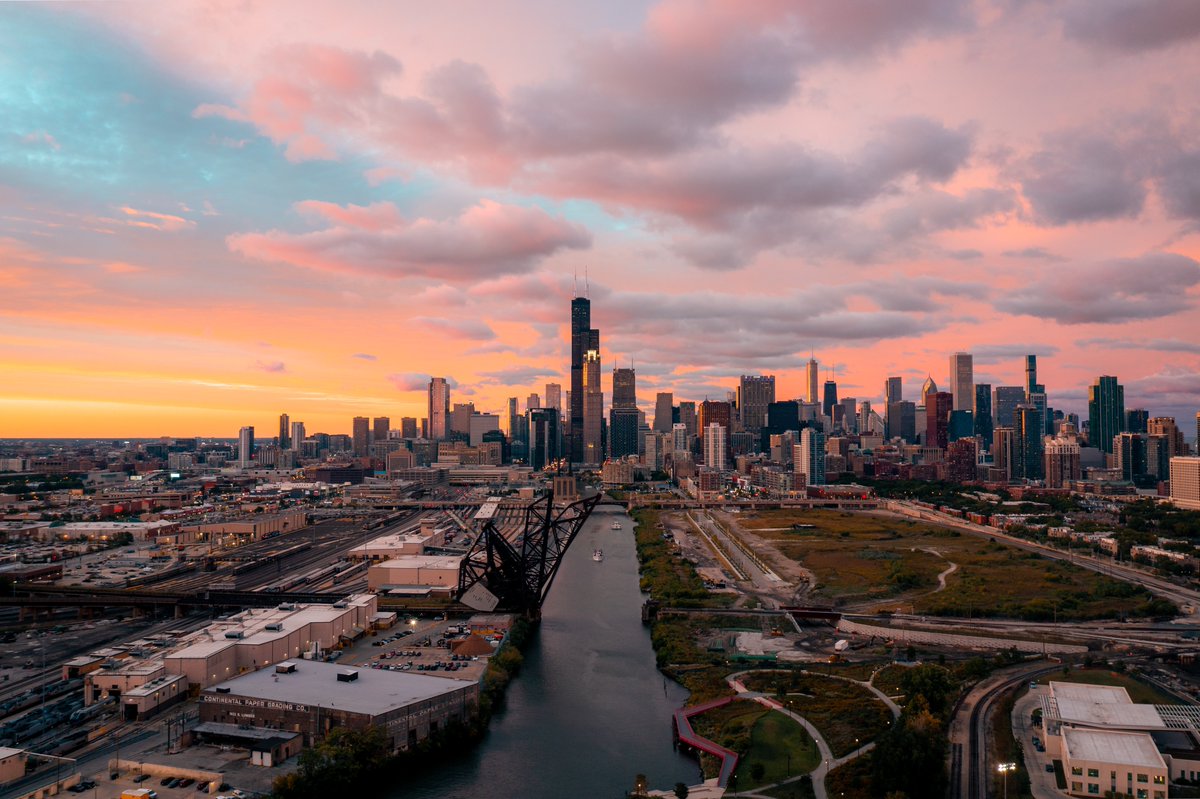 ty_optix's tweet photo. A few from yesterday’s sunset in Chicago. One of the best sunsets I’ve seen in person. https://t.co/7xaGrKTfRA