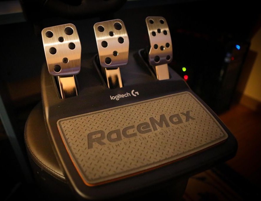 Y aquí están por fin las fotos oficiales de nuestro nuevo producto:
- Taloneras fabricadas en goma EVA de 6mm y a medida para las bases de pedales más usadas. T3PA, G29, FANATEC V3, etc...
- PERSONALIZABLES con vuestro logo.
- Si no tenemos tu modelo, lo hacemos!