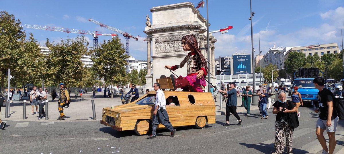 Amal l'égérie de la cause des migrants a traversé la porte d'Aix la poupée mesure 3 m 50