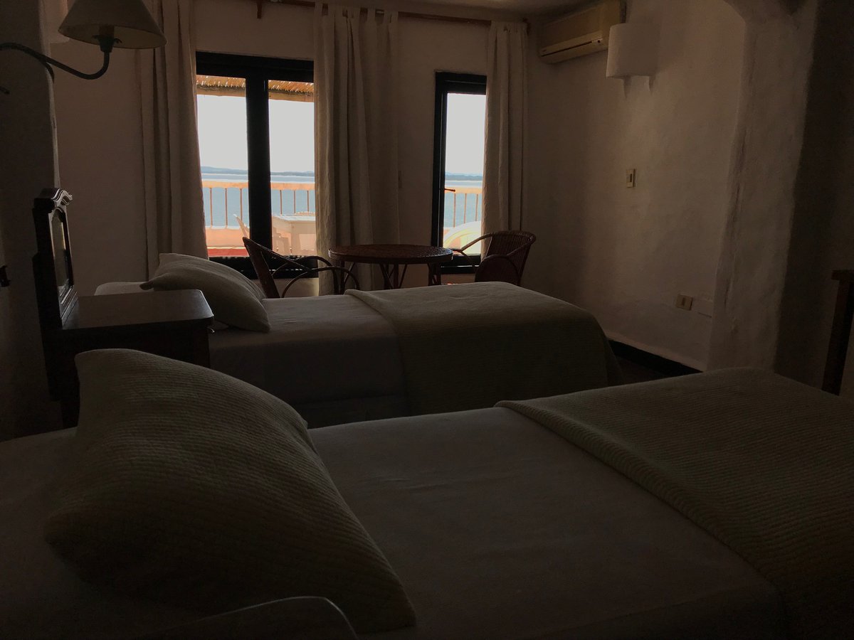 "Y cuando yo veo Casapueblo pienso lo mismo, los cuartos enganchados como en un collar, como un abrazo a la gente que llega. Una persona llega y encuentra a otra y se saludan, es como si fueran hermanos."Paez Vilaró
.
#casapueblo #clubhotelcasapueblo #uruguay #puntadeleste