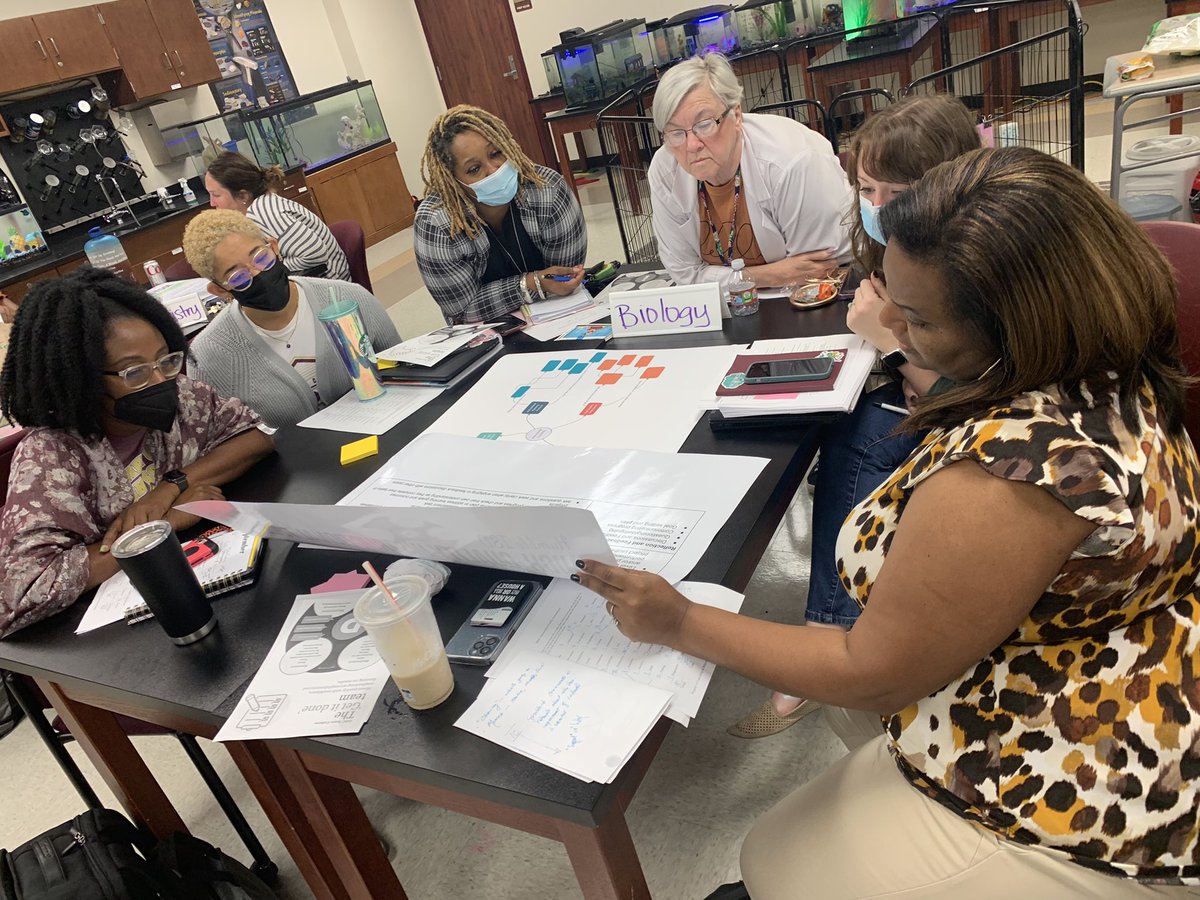 The amazing Ms Norman and wonderful science team is taking advantage of this late arrival working on “what is the goal?!” @HumbleISD_SCHS #goodteachers want to be #greatteachers!