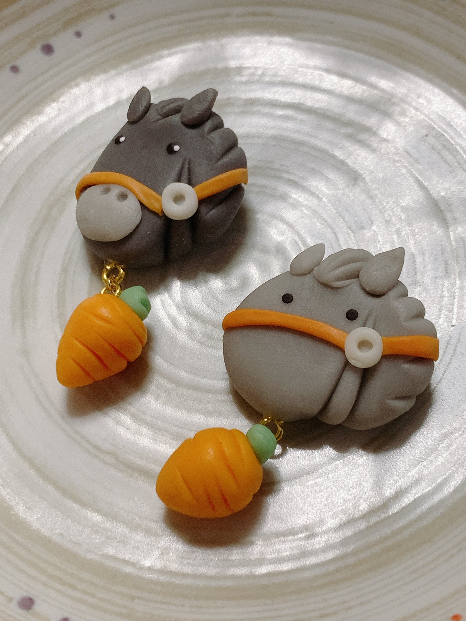 טוויטר 甘味処 食べられない和菓子屋さんは10 27創世スクエアへ בטוויטר Minneにお馬さんの練り切りブローチ 芦毛 あしげ を公開しました 先日も大変好評でしたが公開お待たせしました にんじんをくわえるお馬さんの練り切りをお楽しみくださいませ Minne