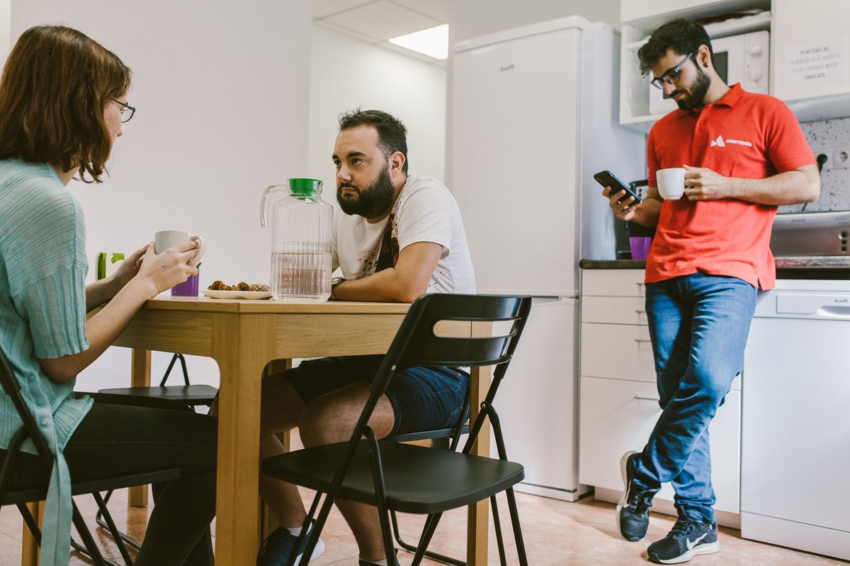 ElCirculoCF's tweet image. La cocina es el alma de toda casa. En @elcirculocf ponemos a tu disposición todo todo lo que necesitas para disfrutar de un rico almuerzo.  Los platos y vasos lo ponemos nosotros. Tu solo debes traer tu tupper. Ah, y somos #zeroWaste. 
#coworkingMalaga#sacaLaOficinaDeCasa
