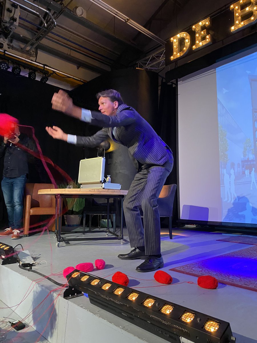 elphinelissen's tweet photo. De verbindingen zijn gelegd voor #Mindlabs #wijzijnfontys en het hoogste punt is bereikt! https://t.co/wUtk6CwUkC