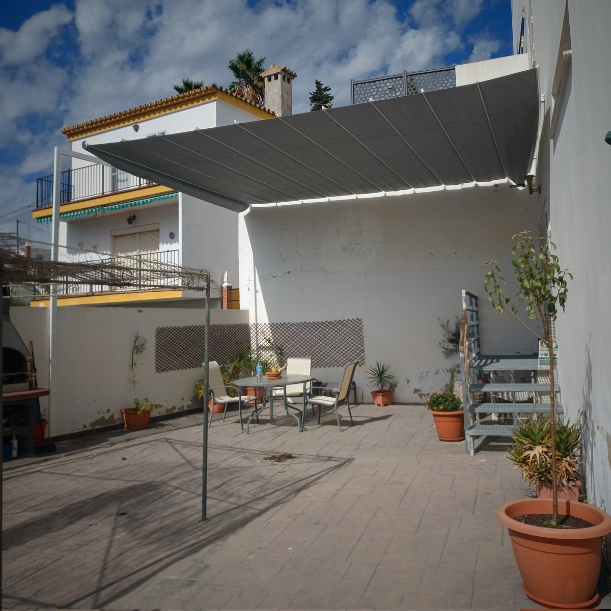 Trabajos @luzycolormalaga. Toldo de palillería con estructura.
#málaga #andalucía #costadelsol #toldos #awning #awnings  #toldo #proteccionsolar #sunprotection #sunblock #hogar #decoracion #deco #sol #sun #diseño #design  #decoraciondehogar #terraza #sombra #fresh #autumn #otoño