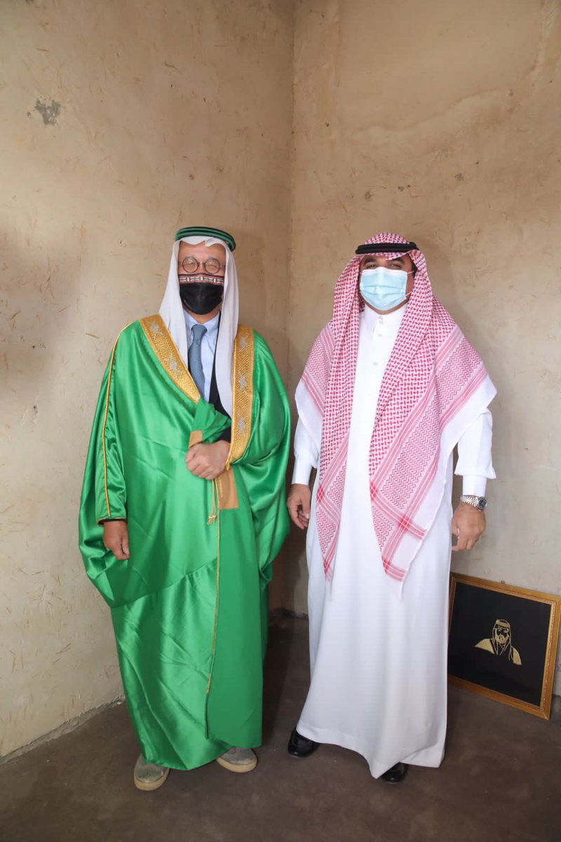 كل عام وأنتم بألف خير 🇸🇦🎉🇸🇦
يا ترى هل لبست البشت بشكل صحيح ؟  أم لديكم طريقة اخرى للبسه ؟