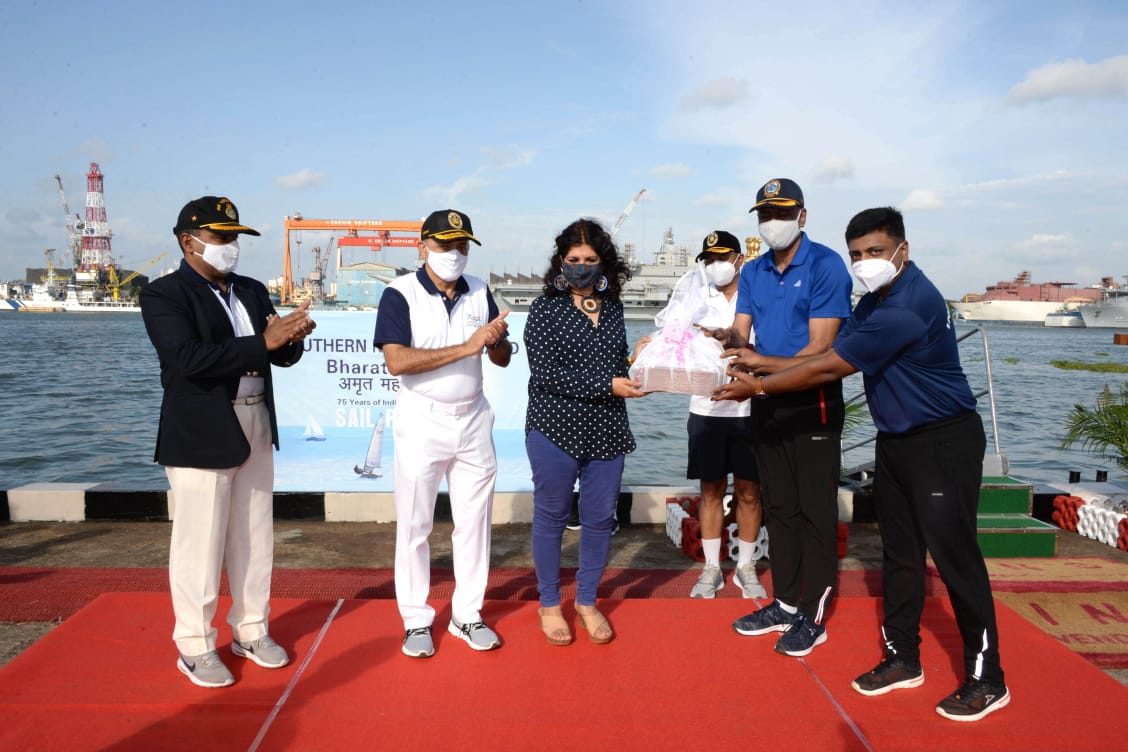 DefencePROkochi's tweet photo. #SailParade conducted by @indiannavy in #ErnakulamChannel as part of commemorative activities for #AzadiKaAmritMahotsav. A total of 75 personnel including children from #NavyChildrenSchool participated in the event. VAdm AK Chawla,CnC #HQSNC flagged off the event. https://t.co/RGklRqKW0v