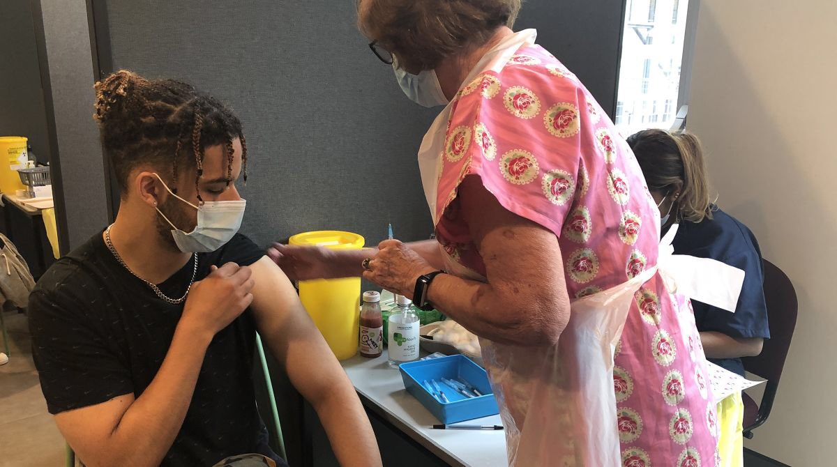 We are running a drop-in vaccination clinic at Penrhyn Road for those needing their first #covid19 jab tomorrow. Book now 👇 

Morning session: eventbrite.co.uk/e/covid-19-vac… 

Afternoon session: eventbrite.co.uk/e/covid-19-vac… #KeepKingstonSafe