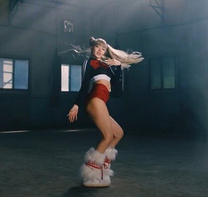 lali_031827's tweet photo. she's so badass, but the shoes😭😂

LALISA NEW PERFORMANCE
#LisaMoneyDance https://t.co/xxjWZio9Cz