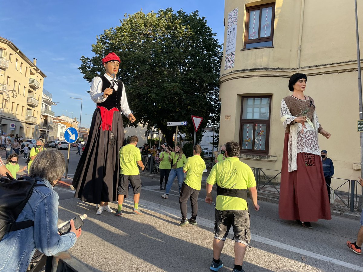 joanmarti_scf's tweet photo. La millor manera de començar la #FestaMajor de #SCFarners és acompanyant els nostres gegants i capgrossos! #FMSCF2021 https://t.co/HVmIHDXLQQ