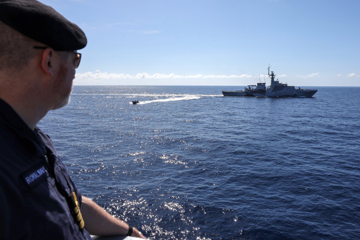 HMS_Medway's tweet image. Sister act(ion)

Pleased to make your acquaintance, @hms_tamar and @HMS_Spey - welcome to the Caribbean after your Atlantic crossing.

Fair winds and following seas to you on your epic journey to the western Pacific. #ForwardDeployed #GlobalPresence @UKinCaribbean