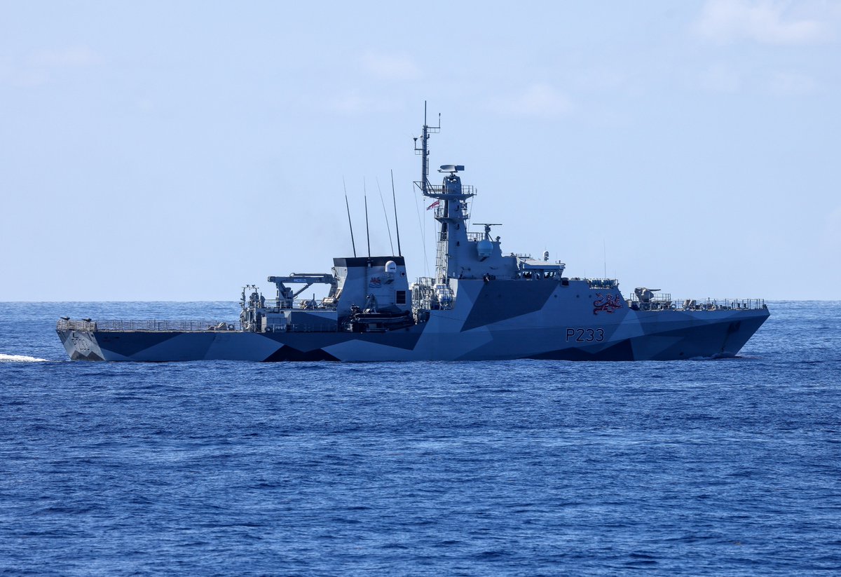 HMS_Medway's tweet image. Sister act(ion)

Pleased to make your acquaintance, @hms_tamar and @HMS_Spey - welcome to the Caribbean after your Atlantic crossing.

Fair winds and following seas to you on your epic journey to the western Pacific. #ForwardDeployed #GlobalPresence @UKinCaribbean