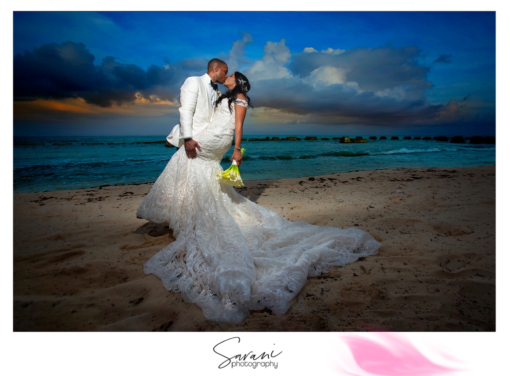saraniweddings's tweet image. What a gorgeous couple, their love for each other flowed effortlessly.

#beachweddingideas #vipvacations #playadelcarmenmexico #visitmexico #rivieramaya #rivieramayawedding #destinationwedding #beach #brideandgroom #2021wedding #artisticweddingphotographers #weddingphotoideas