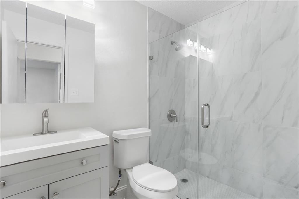 AtlRealtyDotCom's tweet photo. What a charmer! 🍑
 
Imagine coming home to this recently upgraded two-story two-bedroom condominium in Doraville. With its stainless steel appliances and updated features and new carpeting, it’s move-in ready.
 
#PriceAndLocation https://t.co/9FXkNEYk14 
#AtlantaRealEstate #ATL https://t.co/fnDllB6Ias