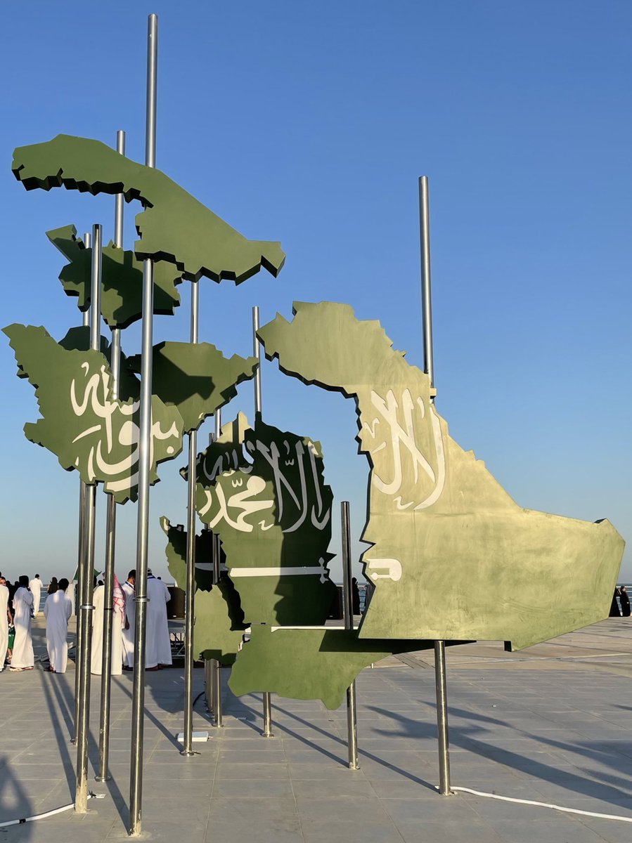 BAlshidadi's tweet photo. العز عز لو تنهّد الارض من زلزال
دارٍ شيّدهـا المؤوسس على عهود
إليا نشدت عن مطوعة كل عيّال
قلت مين غير هل العوجا آل سعود
#اليوم_الوطني٩١ #هي_لنا_دار 🇸🇦 https://t.co/rLdG36OdR3