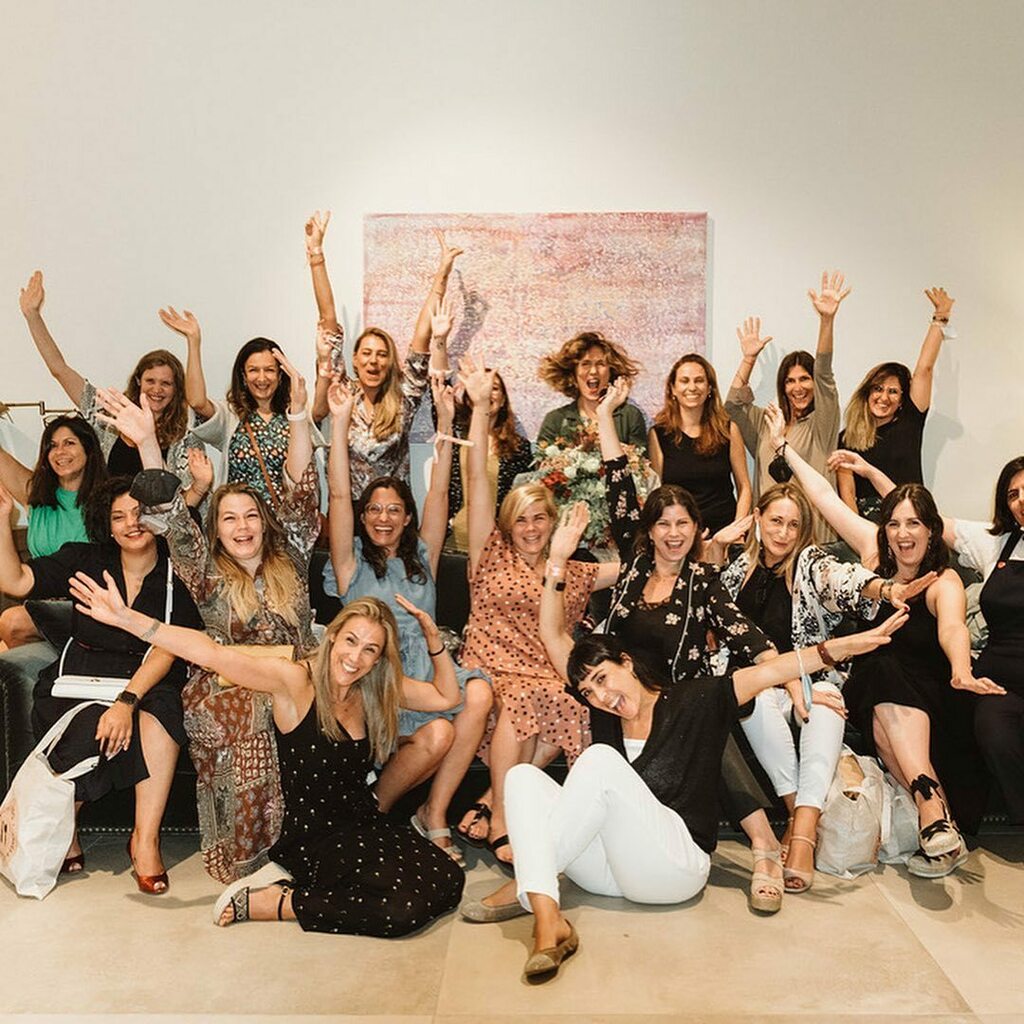 Las personas optimistas me fascinan.
Las personas que además son generadoras de nuevas realidades más. Es más, me parecen las heroínas de la película. De esa películas que no encontrarás en Disney pero que se parecen más a la versión de éxito que escribi… instagr.am/p/CUKtK51Made/