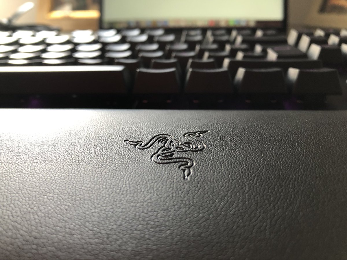 AllGamersIn's tweet photo. Nos acaba de llegar esta maravilla de teclado de @RazerES el #huntsmanV2 al que le daremos mucho trote estos días para poder analizarlo en profundidad. De momento las sensaciones son magníficas 👨🏼💻⌨️ #razer #teclados #tecladosGaming #razerChroma https://t.co/3OruEjlrEl
