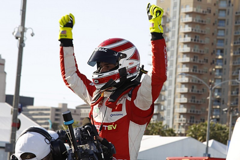 AutosportLab's tweet photo. В 1980 году в Гран-при Лонг-Бич победил Нельсон Пике, а в 2015 в #LongBeachePrix – Нельсинью Пике. Джефф Брэбем побеждал в Лонг-Бич в «Формуле-Атлантик», а его сын Мэтью – в гонках «Супер Трак»

#AGPLB https://t.co/6ixFGpz3of