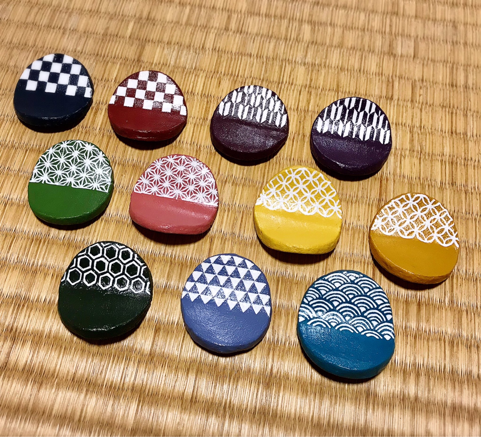 兎月 石粉粘土 トールペイントで 箸置きを作ってみました 和柄大好きなので描いてる時 とっっっても楽しかった 石粉粘土 箸置き 和柄 トールペイント アート ハンドメイド 市松 矢絣 麻の葉 鱗柄 青海波 亀甲 七宝 T Co