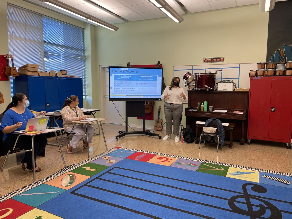 #ShelteredInstruction Coach, Ms. Regalado, teaching @JamesBerryHISD teachers how to write Language Objectives! @TeamHISD @HISDMultiPrgms @Jererita_Wilson @HISDElementary2