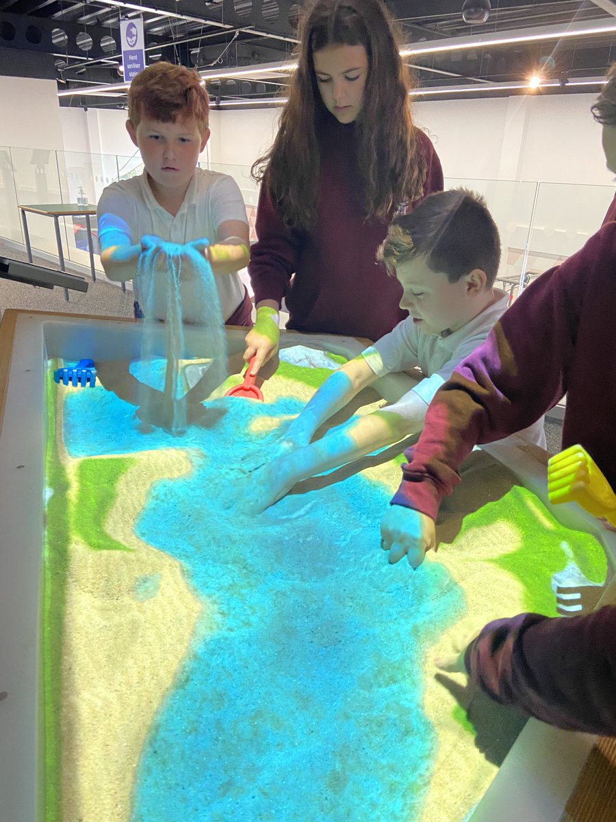 ysgolbroallta's tweet image. Dosbarth #YBannau a’r #PwllGlo yn mwynhau yn Techniquest heddiw 🔬🔭🧪