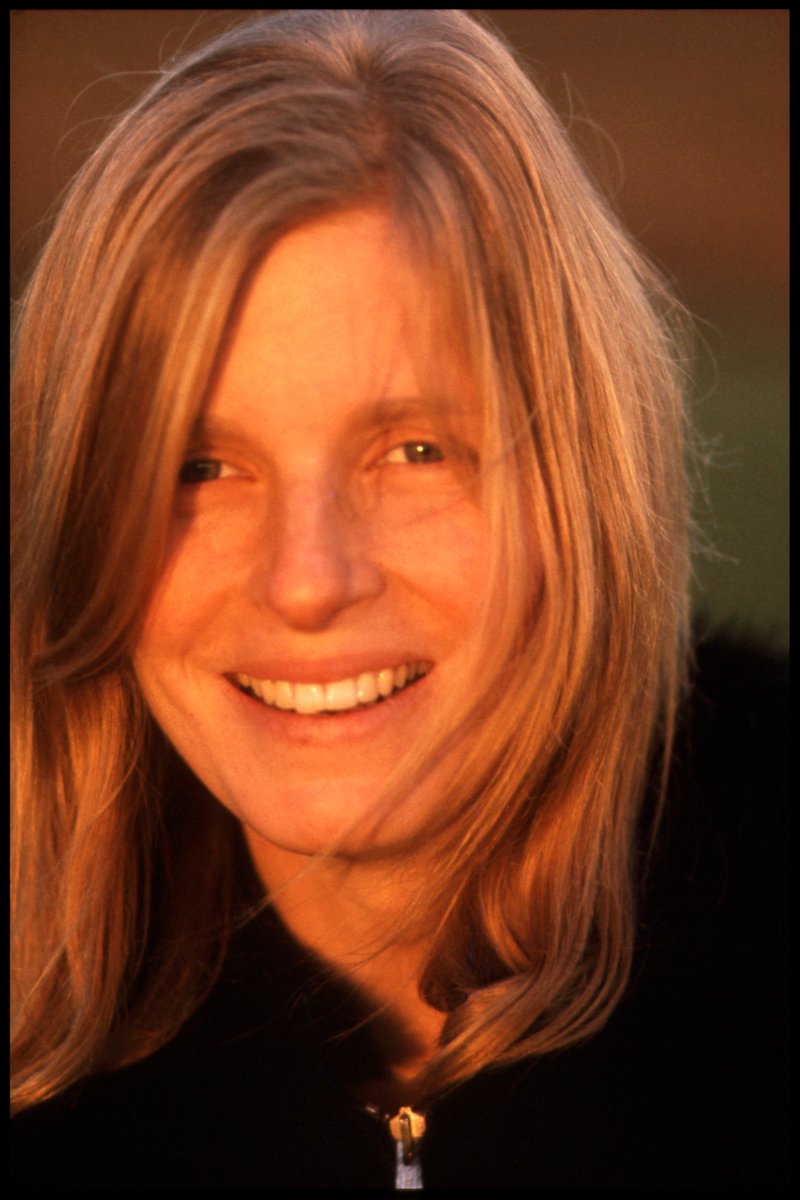 LindaFoods's tweet photo. Happy 80th Birthday Linda. Artist, activist, pioneer. 💚 The world is a kinder place because of your light.✨ 

#KindnessForever 

📸 Linda photographed by Paul. Scotland, 1969 @LindaMcCartney https://t.co/51vi0fUIdo