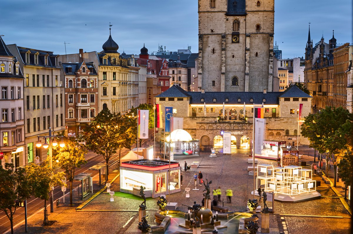 Zum Tag der deutschen Einheit am 3.Oktober werden die diesjährigen Feierlichkeiten vom 18.09.21 bis zum 03.10.21 in Halle (Saale) abgehalten. Auf dem Hallmarkt sind sämtliche Verfassungsorgane mit Ständen und kleinen Ausstellungen vertreten.