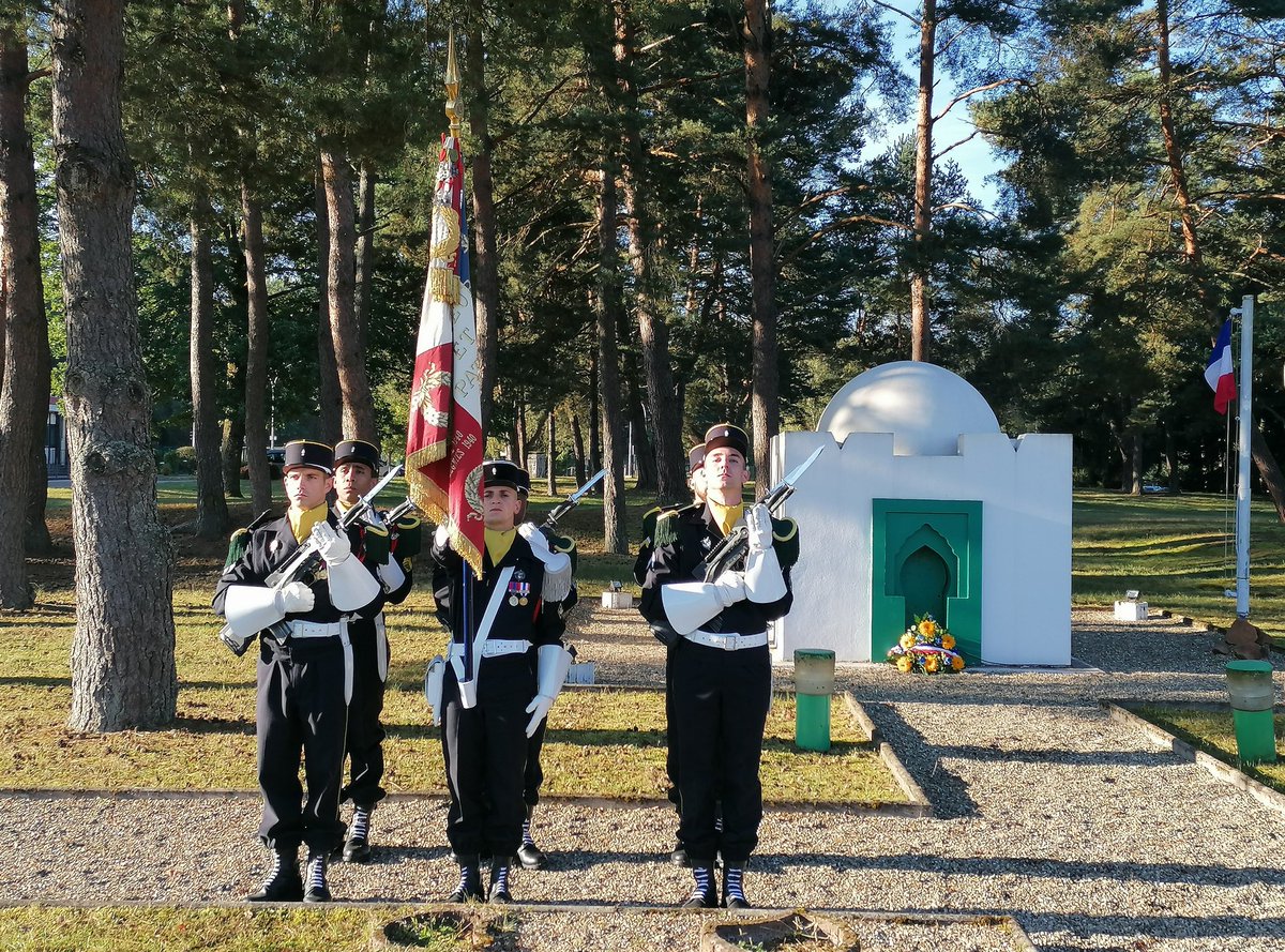 Bonne Sidi Brahim à tous nos camarades chasseurs ! 📯🎉
#TradisMilis #CohésionDéfense #bataillondechasseurs
@armeedeterre @armeeszne @2brigadeblindee @3eDivision