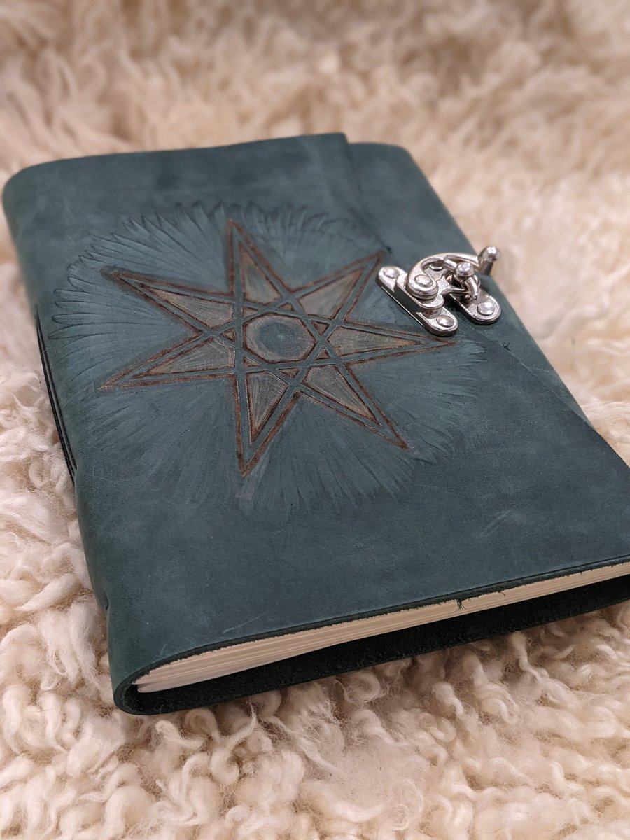 The illustrious seven pointed star
What association does this star hold for you?
🌟
#talismanleather #customleatherwork #customjournal #leatherboundbooks #handmadebook #septagram #heptagram #sevenpointedstar #faeriestar #wiccan #bookofshadows #shopsmall #shophandmade #pyrography