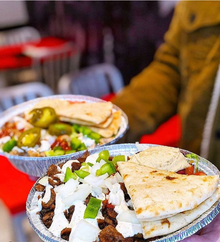 HalalGuys's tweet photo. Savory hummus with our tangy white sauce or spicy hot sauce with jalapeños. How are you topping your platter? 🤔

#Spicy #Savory #ThisOrThat #HardChoice #DinnerDecisions https://t.co/fkZHYYgDMF