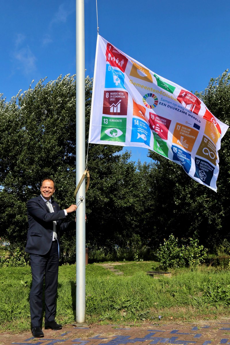 Vandaag wappert de SDG-vlag ook op Schouwen-Duiveland. Vanmiddag hees burgemeester, en SDG-ambassadeur namens de Zeeuwse gemeenten, Jack van der Hoek de vlag sdgnederland.nl @SDGNederland

#Gemeenten4GlobalGoals #samenvoordeSDGs #togetherfortheSDGs