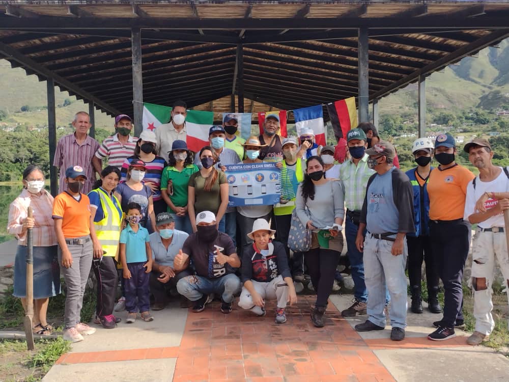MERIDAIMDERURAL's tweet photo. Más de 40 voluntarios, entre Fundalaguna, Imderural, Inparques, Protección Civil y comunidad, participó en la jornada en el cerro San Benito, sector Laguna de Urao. Limpieza, recolección de desechos y plantación de especies arboreas para estabilidad del  talud.@RamonGuevaraMRD https://t.co/fYWkXj6mAf