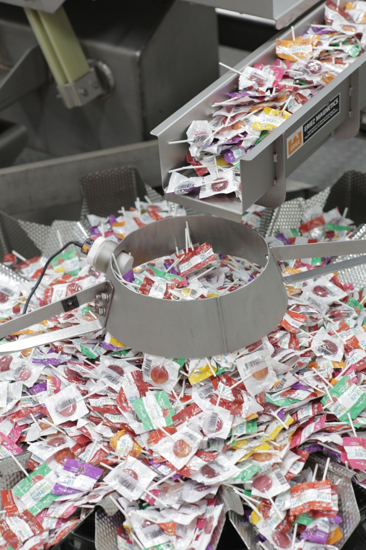 baudererpackage's tweet image. Sweet treats being packaged by an equally sweet machine. Is there a better sight? We&apos;ll wait. #copacker #foodpackaging